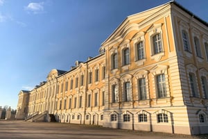 リガ発：十字架の丘、ルンダーレ宮殿、バウスカへの旅