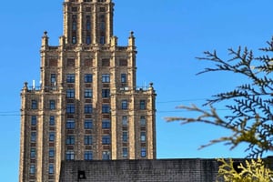 リガ発：イェルガヴァの十字架と真珠の丘への旅