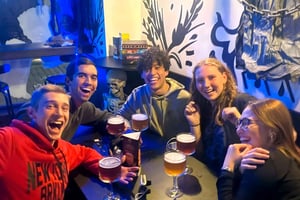 Ronda de bares em Riga com um festeiro local