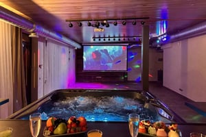 Riika: Yksityinen elokuva ja poreallas