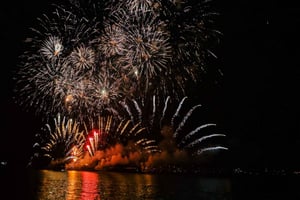 Boat Tour: Sailing into 2026 NYE in Lisbon 3H w/Champagne