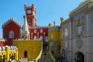 Lisboa: Sintra, Pena, Regaleira, Roca Coast, & Cascais Tour