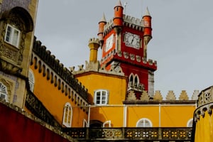 Lisboa: Sintra, Pena, Regaleira, Roca Coast, & Cascais Tour