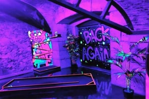 18-Hole Indoor Minigolf Ticket with Bar Area