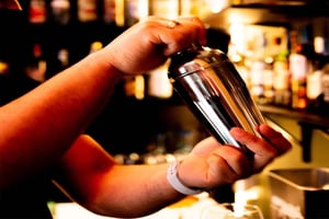 18-Hole Indoor Minigolf Ticket with Bar Area