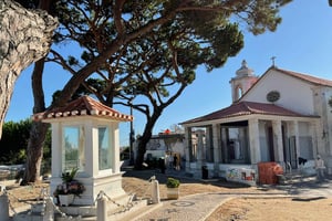 Lisbon:2-hour sightseeing TukTuk Tour with free Pickup