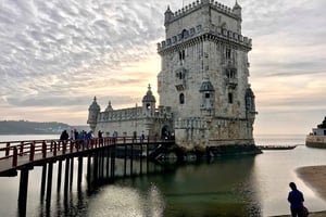 Lisbon:2-hour sightseeing TukTuk Tour with free Pickup