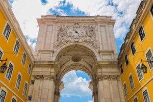 Lisbon:2-hour sightseeing TukTuk Tour with free Pickup