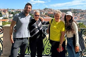 3 Neighborhoods Walking Tour with Guide