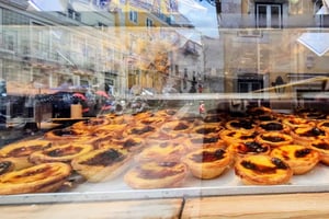 3 Neighborhoods Walking Tour with Guide