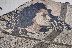 3 Neighborhoods Walking Tour with Guide