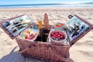 Lisbon: Beach Brunch Picnic with Set-Up and Transfers