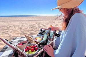 Lisbon: Beach Brunch Picnic with Set-Up and Transfers