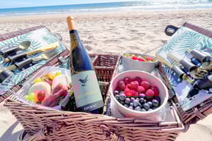 Lisbon: Beach Brunch Picnic with Set-Up and Transfers