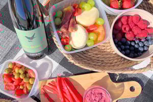 Lisbon: Beach Brunch Picnic with Set-Up and Transfers