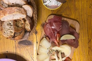 Food and Wine Tasting 4-Hours Tuk Tuk Tour