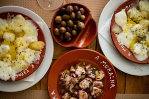 Food Tasting Tour by Tuk Tuk with 2 Stops