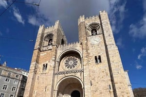Live Fado Show in Historic Alfama with Port Wine