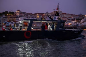 Lisbon New Year’s Eve Cruise – Love, Open Bar & Fireworks