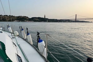 Lisbon: Private sailboat tours on Tagus River