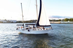 Lisbon: Private Tagus River Cruise with Drinks