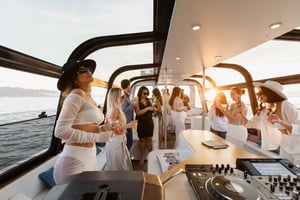 Lisbon Sunset DJ Party – Luxury Boat, Pizza & Open Bar