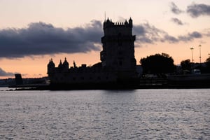 Lisbon: Sunset Sailboat Tour with Drinks & Snacks