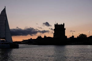 Lisbon: Sunset Sailboat Tour with Drinks & Snacks