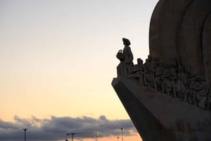 Lisbon: Sunset Sailboat Tour with Drinks & Snacks