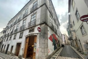 Walking Tour with Historic Tram 28 Ride & Tastings