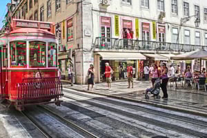 Lisbon's historic old town in a tuk-tuk in German