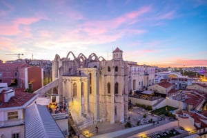 Lisbon's historic old town in a tuk-tuk in German
