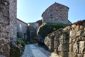 Monsanto (TV Game of Thrones): Private Day Tour from Lisbon