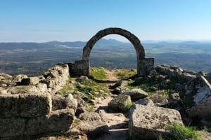 Monsanto (TV Game of Thrones): Private Day Tour from Lisbon