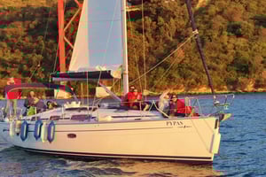 Private Lisbon Sightseeing Sailing Boat Tour with Locals