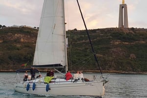 Private Lisbon Sightseeing Sailing Boat Tour with Locals