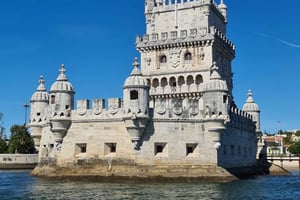 Private Lisbon Sightseeing Sailing Boat Tour with Locals