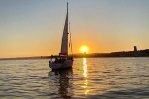 Private Romantic cruise with sparkling wine- 2-Hour- Lisbon