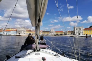 Private Romantic cruise with sparkling wine- 2-Hour- Lisbon