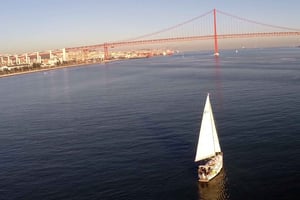 Private Romantic cruise with sparkling wine- 2-Hour- Lisbon