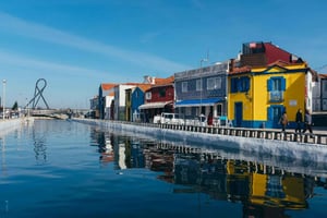 Private transfer from Porto to Lisbon (or vice versa) with up to 4 cultural stops