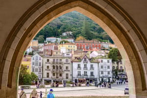 Small Group: Sintra, Pena Palace, Moorish Castle & Cascais