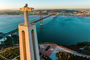 リスボン発：アラビダ＆セジンブラのワイン、自然、ビーチツアーをご案内いたします