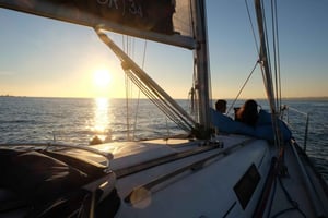 Лиссабон: круиз на парусной лодке по панораме города с напитками и закусками