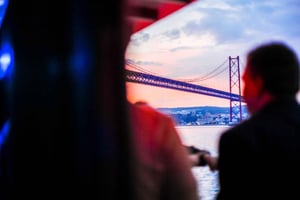Lisboa: Cruzeiro noturno com DJ e bar aberto
