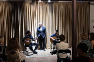 Lisboa: Espetáculo de Fado ao Vivo na histórica Alfama com Vinho do Porto