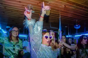 Nieuwjaarscruise met dj, open bar en optie voor galadiner