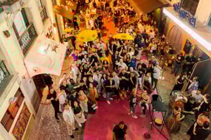 Lisbona PinkStreet Pubcrawl: 1hBar aperto, shot, ingresso al club VIP