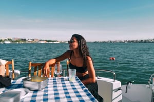 Lisbonne : Visite privée en catamaran de luxe avec boisson de bienvenue