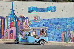Лиссабон: Экскурсия на тук-туке на французском или немецком языке с настоящим местным гидом